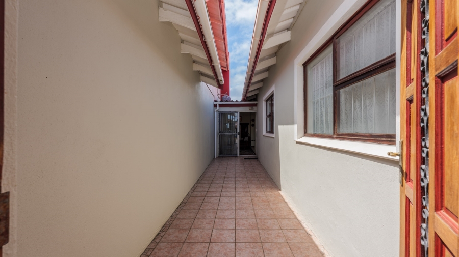 5 Bedroom Property for Sale in Struisbaai Western Cape